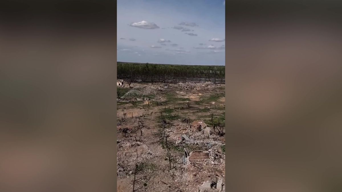 Nemilosrdné peklo. Video z dronu ukázalo zkázu vesnice na Rusy okupovaném břehu